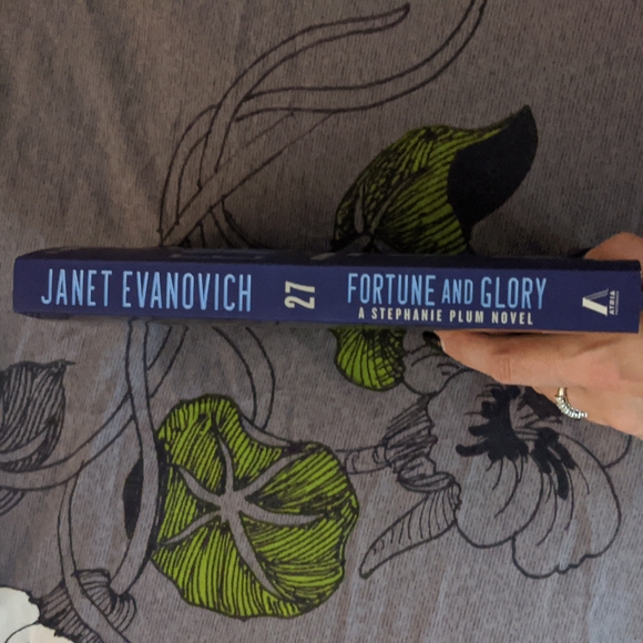 Janet Evanovich Fortune and Glory - Picture 3 of 3